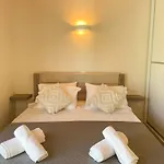 Magellanos Mint House- Kinopiastes * Kynopiástai