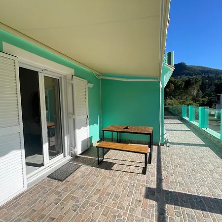 Magellanos Mint House- Kinopiastes * Kynopiastai