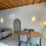 Magellanos Mint House- Kinopiastes * Kynopiástai