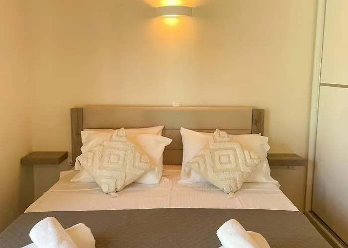 Magellanos Mint House- Kinopiastes * Kynopiástai